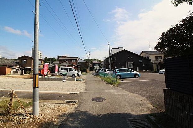 前面道路は交通量が少ないです◎軽自動車やコンパクトカーなど小回りの利くお車での通行が便利です。お気軽にお問合せください♪