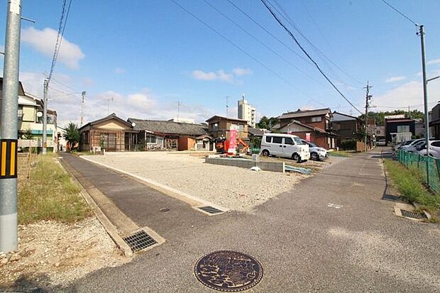 前面道路は交通量が少ないです◎軽自動車やコンパクトカーなど小回りの利くお車での通行が便利です。お気軽にお問合せください♪