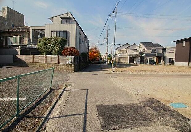 前面道路は交通量が少ないです◎軽自動車やコンパクトカーなど小回りの利くお車での通行が便利です。お気軽にお問合せください♪