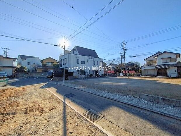 前面道路は交通量が少ないです◎軽自動車やコンパクトカーなど小回りの利くお車での通行が便利です。お気軽にお問合せください♪