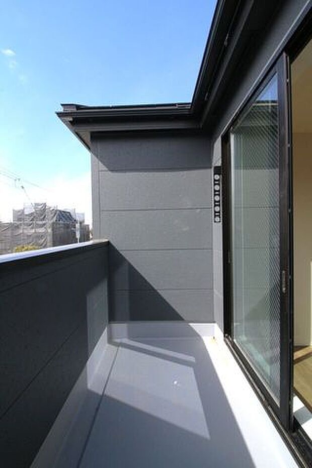 南向きのバルコニーで日当たり良好です。洗濯物も良く乾きそうですね。