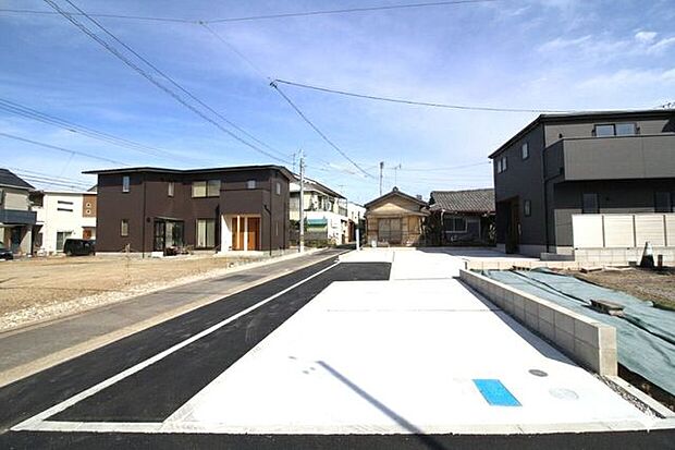 駐車3台可能です。広々とした駐車場で来客時にも安心ですね。