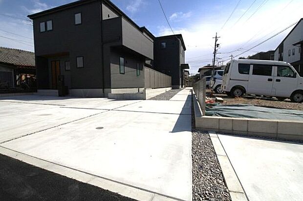 駐車3台可能です。広々とした駐車場で来客時にも安心ですね。