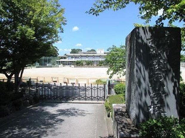 愛宕小学校岡崎市伊賀町にある公立の小学校です! 600m