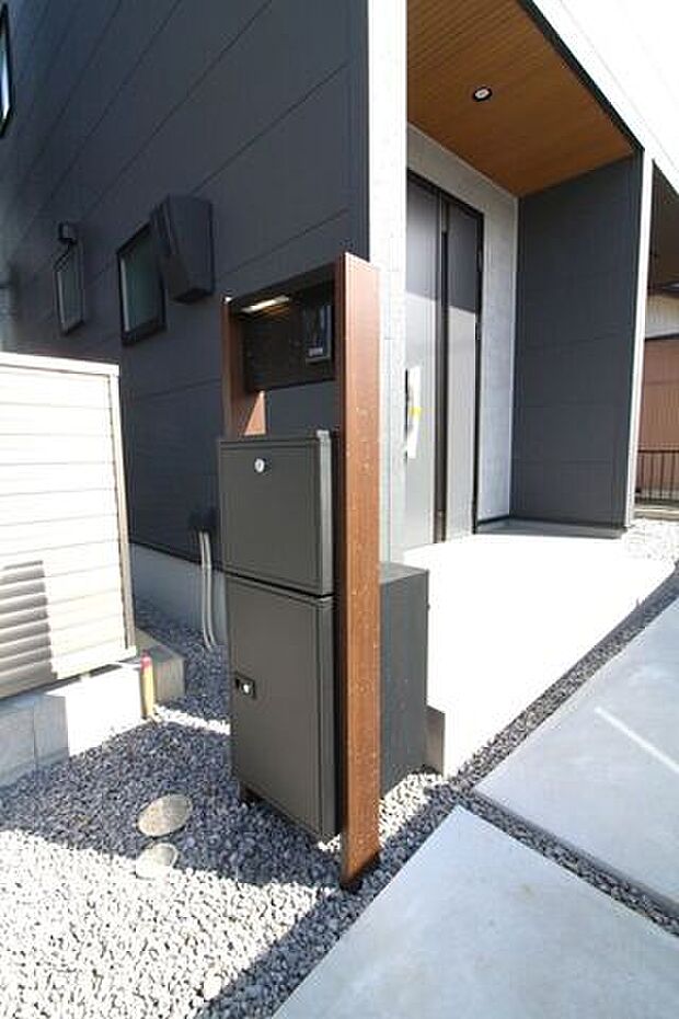 宅配ボックス付きで外出時の宅配も安心!再配達や受け取りの手間が省けます。