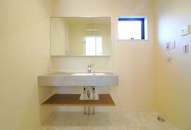 鏡の中が収納スペースになっているので、散らかりがちな洗面用具もスッキリと収納できます。