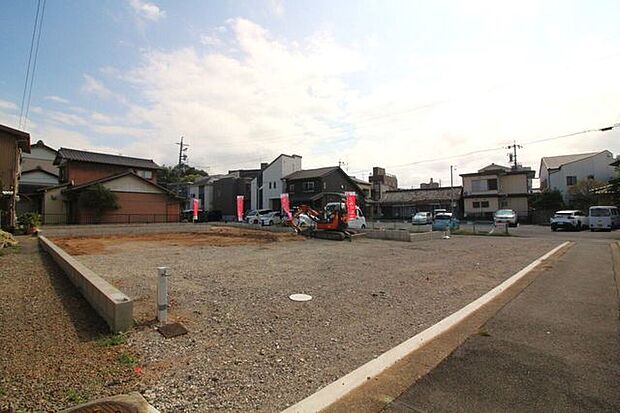 普通自動車3台駐車可能となります◎前面道路は交通量が少ないので駐車時も安心です◎周辺環境も充実して住みやすい立地となります◎