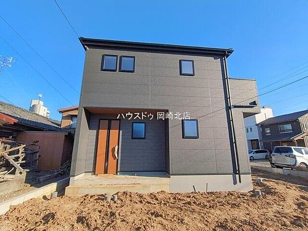 普通自動車3台駐車可能となります◎前面道路は交通量が少ないので駐車時も安心です◎周辺環境も充実して住みやすい立地となります◎