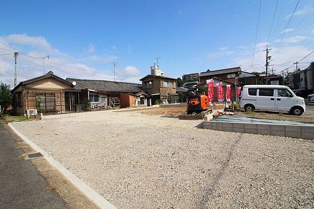 お部屋数が多いのでそれぞれのプライベート空間がしっかりと保てます。小学校までは徒歩10分圏内!お子さまの通学にも安心な立地となります◎