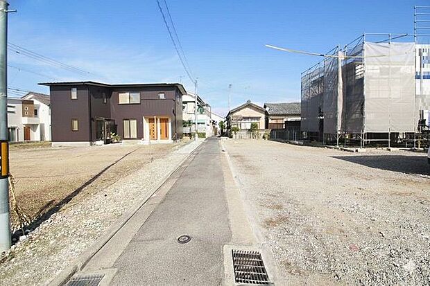 前面道路は交通量が少ないです◎軽自動車やコンパクトカーなど小回りの利くお車での通行が便利です。お気軽にお問合せください♪