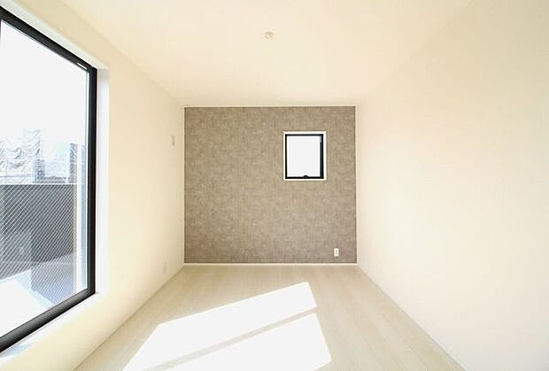 *6.75帖洋室*アクセントクロスがお洒落な洋室です。バルコニーへの出入りも可能で日当たり良好です。