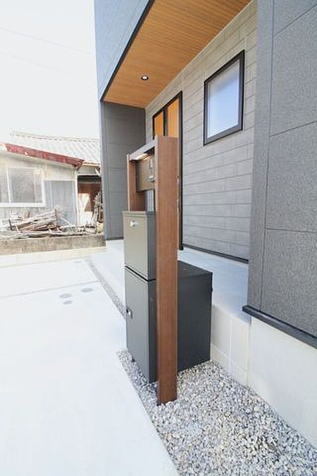 宅配ボックス付きで外出時の宅配も安心!再配達や受け取りの手間が省けます。