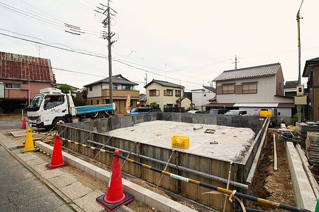 2026年3月完成予定です。周辺環境が充実しており、住みやすい住環境です。