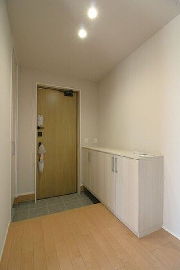 ロータイプのシューズボックス付きで圧迫感がありません!季節に合わせて玄関を飾ることも楽しみの一つになりそうです!