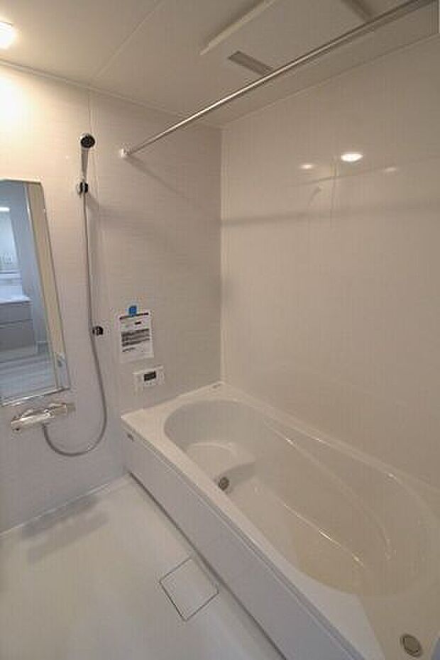 ホーロークリーンパネルの為、お手入れが簡単で清潔なお風呂です。足を伸ばしてゆっくりとした時間を過ごしたり、半身浴をすることもできます。