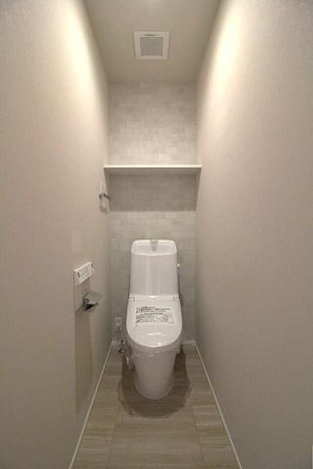 *1階トイレ*トイレにくぼみ部分とフチがないためお掃除がしやすいトイレです。大切な水を無駄なく賢く節水します。