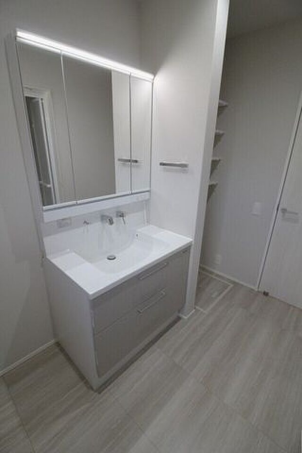 ミラーの裏にはたっぷり収納スペースがあります!歯ブラシも中に収納できて衛生的♪洗面下の収納には背の高いものもスッキリ収納できます。