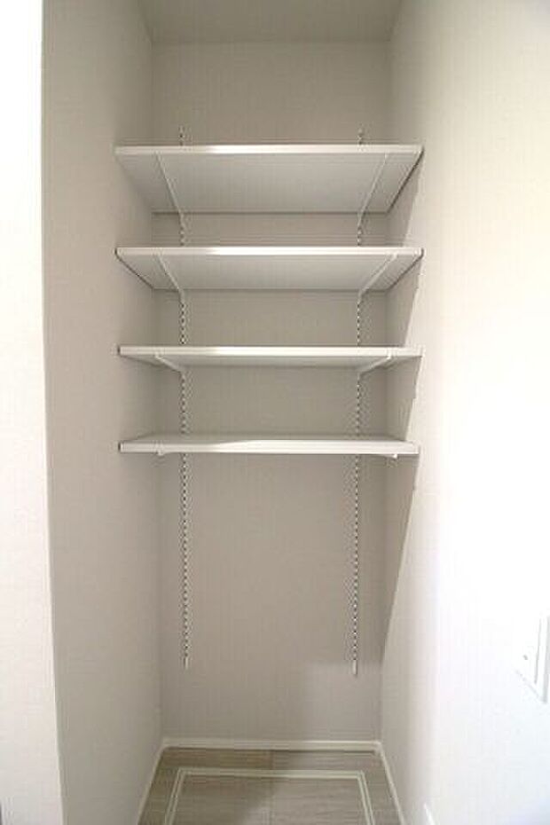 *可動棚*タオルやストック用品などの収納ができてとても便利です◎
