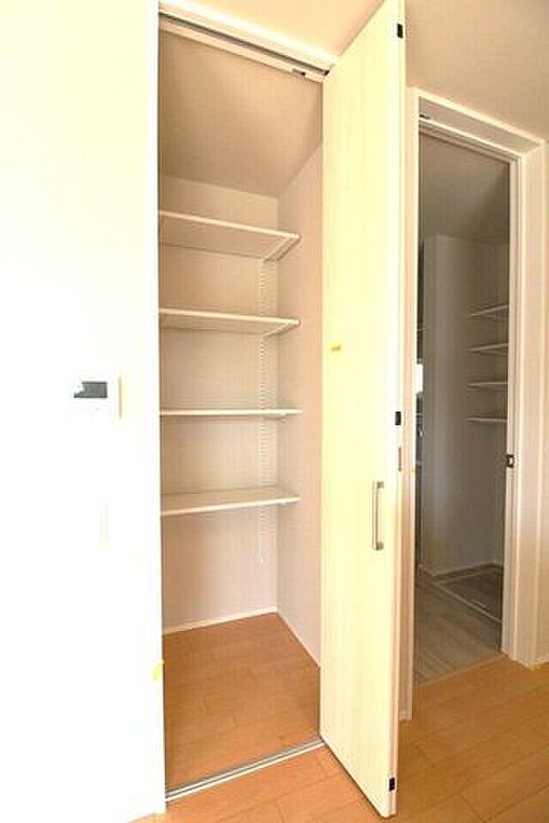 *リビング収納*収納が充実しているので最小限の家具でお部屋を広くお使いいただくことができます◎