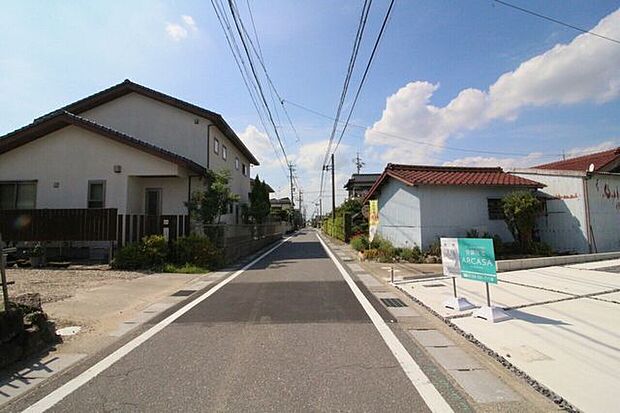 大通り沿いではないため、車通りも多くなく安心できる前面道路です。