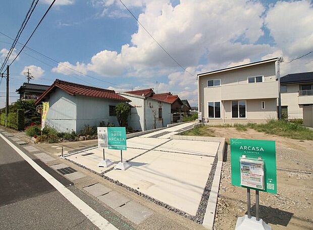 駐車場にはお車2台駐車可能となります◎小学校徒歩10分圏内!周辺環境が大変充実しており、子育てしやすい環境◎