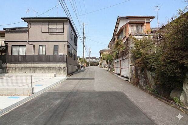 前面道路幅員約6mです。対向車がきてもすれ違うことができるので、安心です。