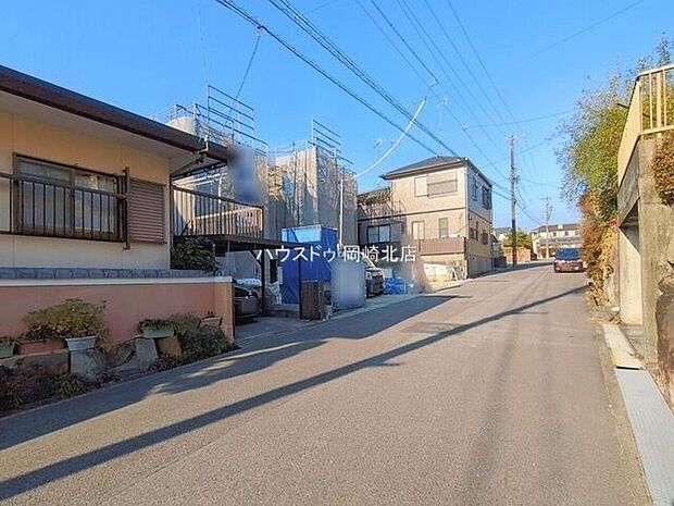 前面道路幅員約6ｍです。対向車がきてもすれ違うことができるので、安心です。