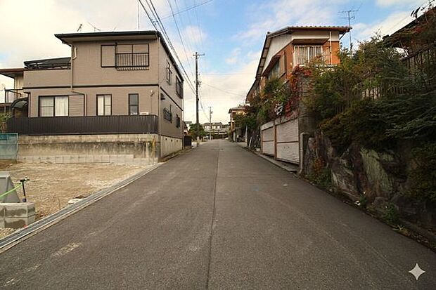 前面道路幅員約6mです。対向車がきてもすれ違うことができるので、安心です。