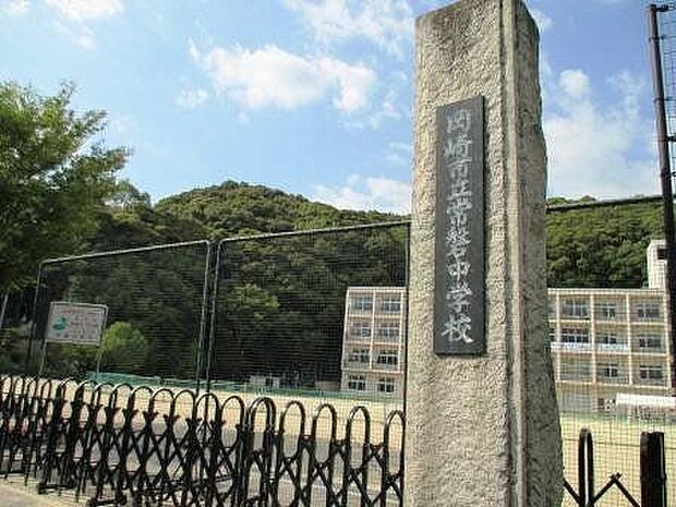常磐中学校岡崎市滝町にある公立の中学校です! 2100m