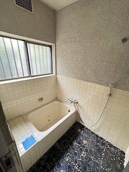 窓があるので明るく、風通しが良く、タイルで掃除のしやすい浴室となります。換気がしっかりできるのでカビ対策もバッチリです♪