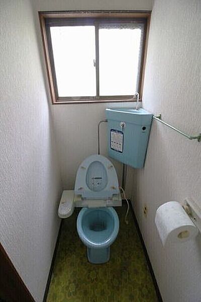 明るく、換気もしっかりとできる窓が嬉しいトイレとなります。