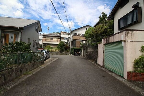 前面道路は道幅約6メートル、お車のすれ違いも安心な広さがあります。交通量が少ないので安心して駐車頂けます。