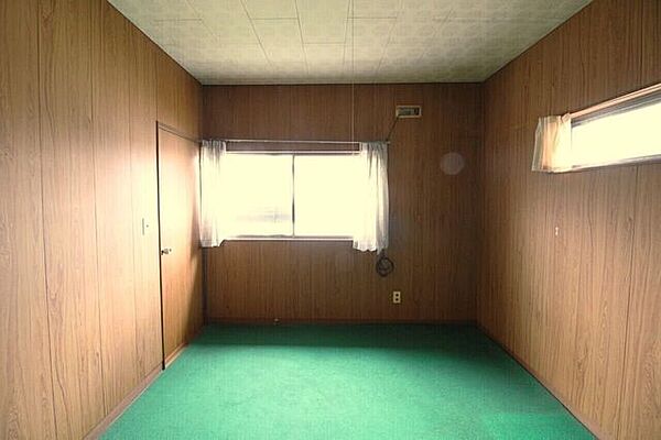 ＊2階洋室＊南向きであたたかな陽射しがたっぷり差し込む洋室！毎朝気持ち良く起きられそうですね。