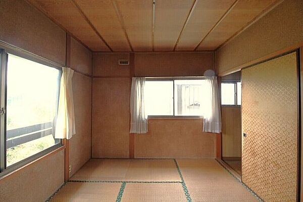 ＊2階和室＊南向きで明るい和室となります。柔らかい畳のお部屋はくつろげる空間となりほっとしますね。