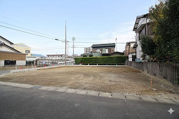 小学校までは徒歩約7分!朝はゆっくり登校できますし、帰りもすぐ帰宅できるので遊びや習い事、勉強などの時間を充実させることができます。