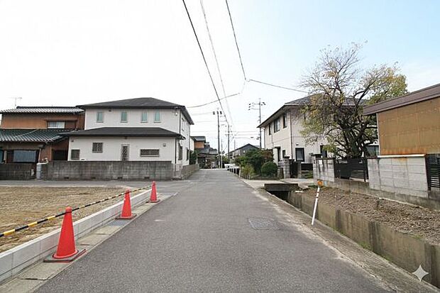 ＊西側前面道路＊軽自動車やコンパクトカーなど小回りの利くお車での通行が便利です。