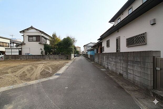 ＊南側前面道路＊軽自動車やコンパクトカーなど小回りの利くお車での通行が便利です。