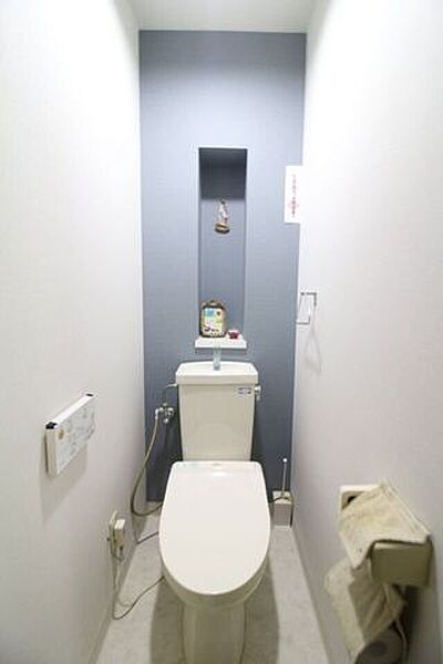清潔感のあるトイレです。アクセントクロスもお洒落ですね。