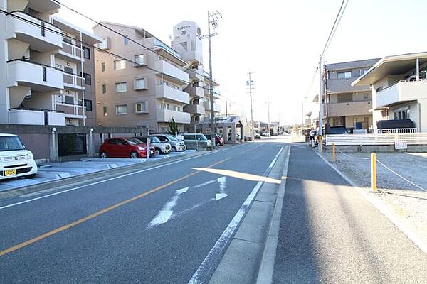 広々とした道路です。歩道も整備されているので安心ですね。
