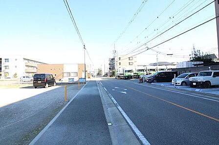 広々とした道路です。歩道も整備されているので安心ですね。