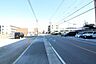 外観：広々とした道路です。歩道も整備されているので安心ですね。