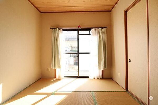 南向きで日当たり良好です。一部屋和室があると安らぎますね。（CG加工の為、現況と異なります。）