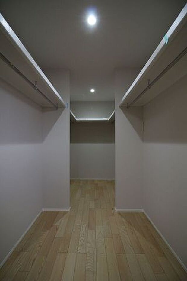 東側洋室には、大容量のウォークインクローゼットが付いております。たくさん収納可能なので衣替えも不要になりそうですね。