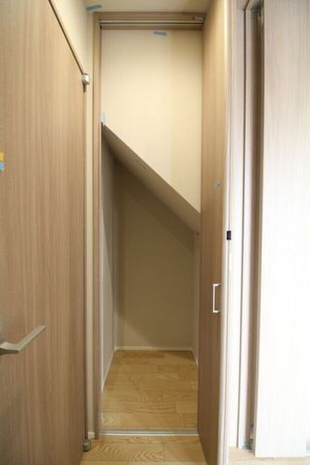 ストック用品や掃除道具などを収納できる嬉しい階段下収納！収納が多いとお部屋もすっきりするので嬉しいポイントですね。