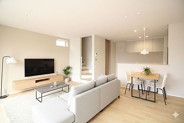 アクセントクロスやフローリングなどランク上のオシャレなこだわりの内装となっています。（※家具はCG加工のため実際の物とは異なります）