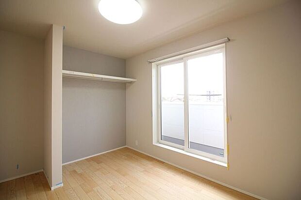 ＊北側洋室＊バルコニーへの出入りが可能な洋室です。暖かな日差しが差し込み明るい室内です。