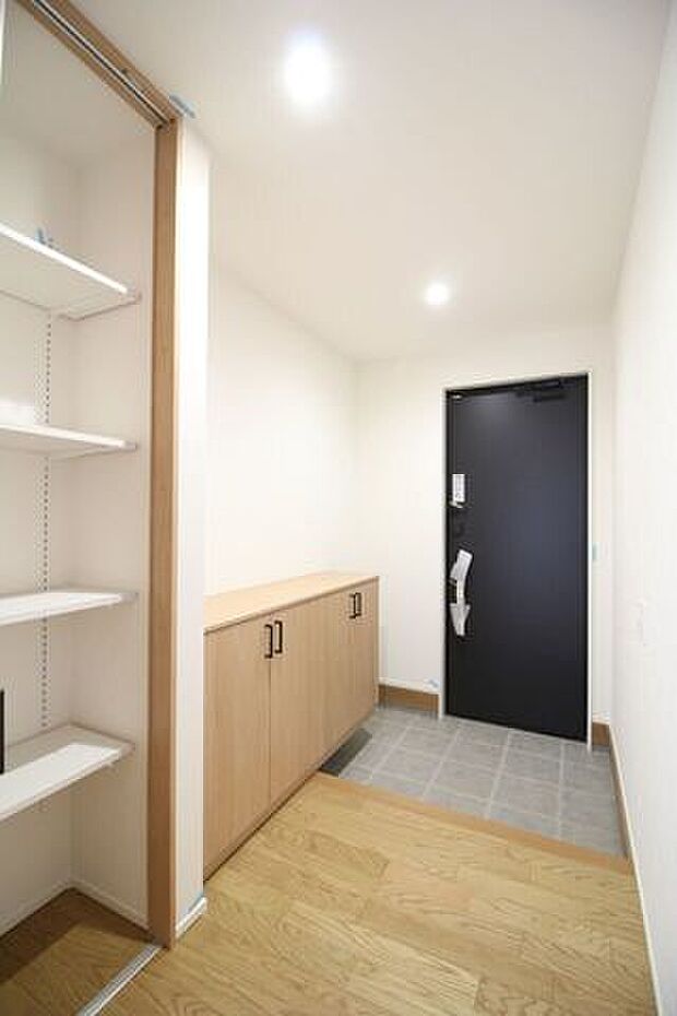 シューズボックス付きです。ご家族全員の靴をスッキリと収納することができそうですね。