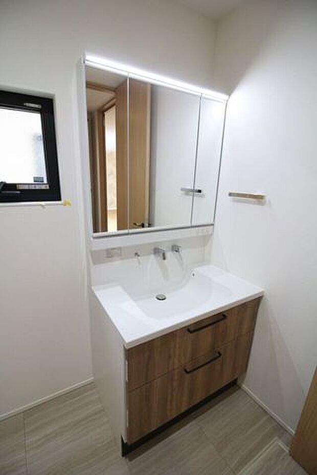 ミラーの裏にはたっぷり収納スペースがあります！歯ブラシも中に収納できて衛生的♪洗面下の収納には背の高いものもスッキリ収納できます。