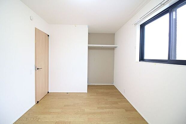 ＊6.8帖洋室＊広々としており家具を置いてもゆったりとお過ごしいただけそうです。