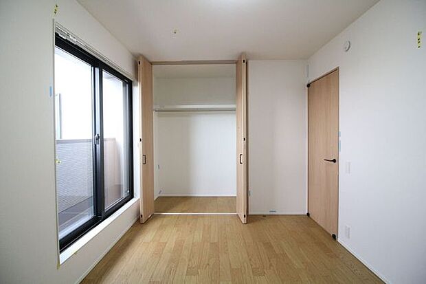 ＊6帖洋室＊バルコニーへの出入りが可能な洋室です。暖かな日差しが差し込み明るい室内です。